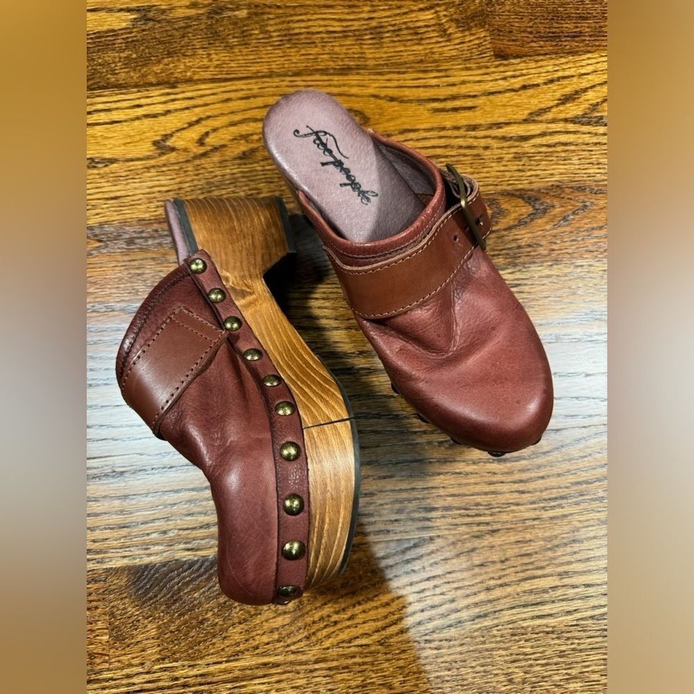 Free People FP Collection Culver City Clogs
Mahogany Leather size 37 / US 7 - Picture 3 of 7